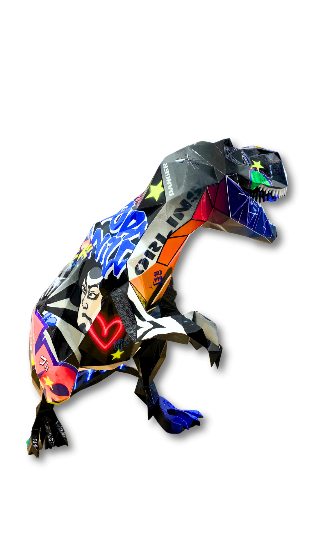 Sculpture T-rex tagué